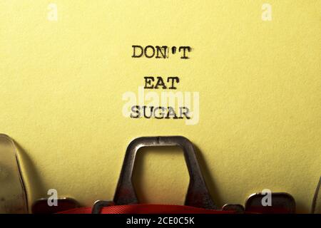 Essen Sie keine Zuckerphrase, dien`t einer Schreibmaschine geschrieben wurde. Stockfoto